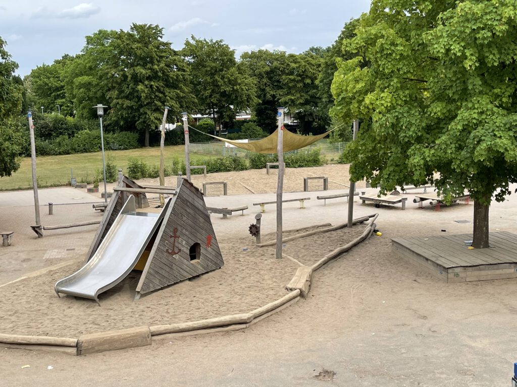 Spielplatz der Baltic Schule mit Rutsche und Sandkasten.